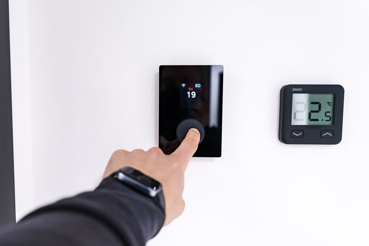 Digitales Raumthermostat an einer Wand