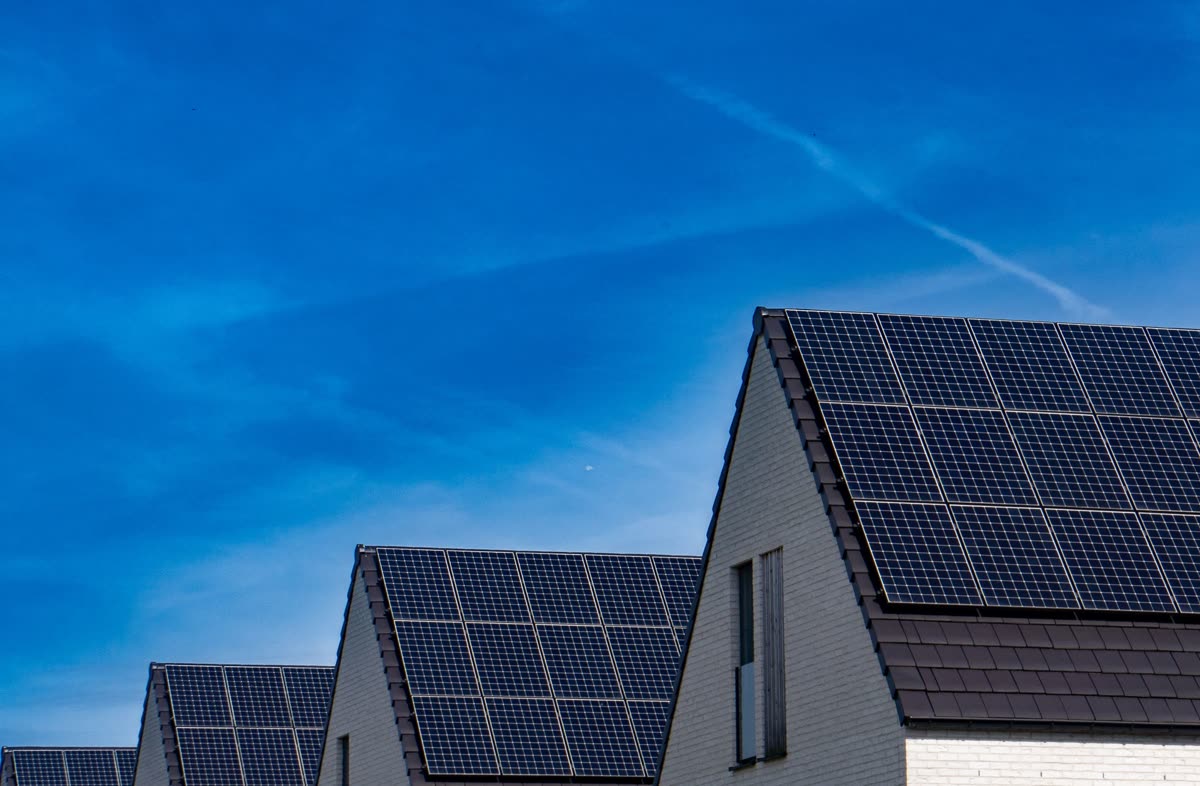 Satteldach eines Wohnhauses mit Photovoltaikanlage